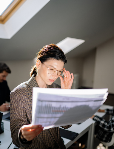 imagen-mirando-documentos-contables-administracion-de-fincas-marina-baixa-benidorm