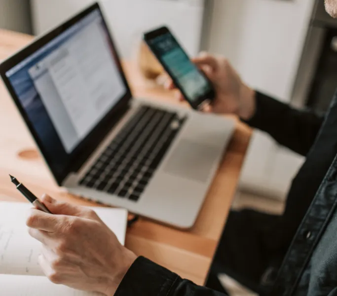 Propietario consultando la oficina virtual de su comunidad en el móvil